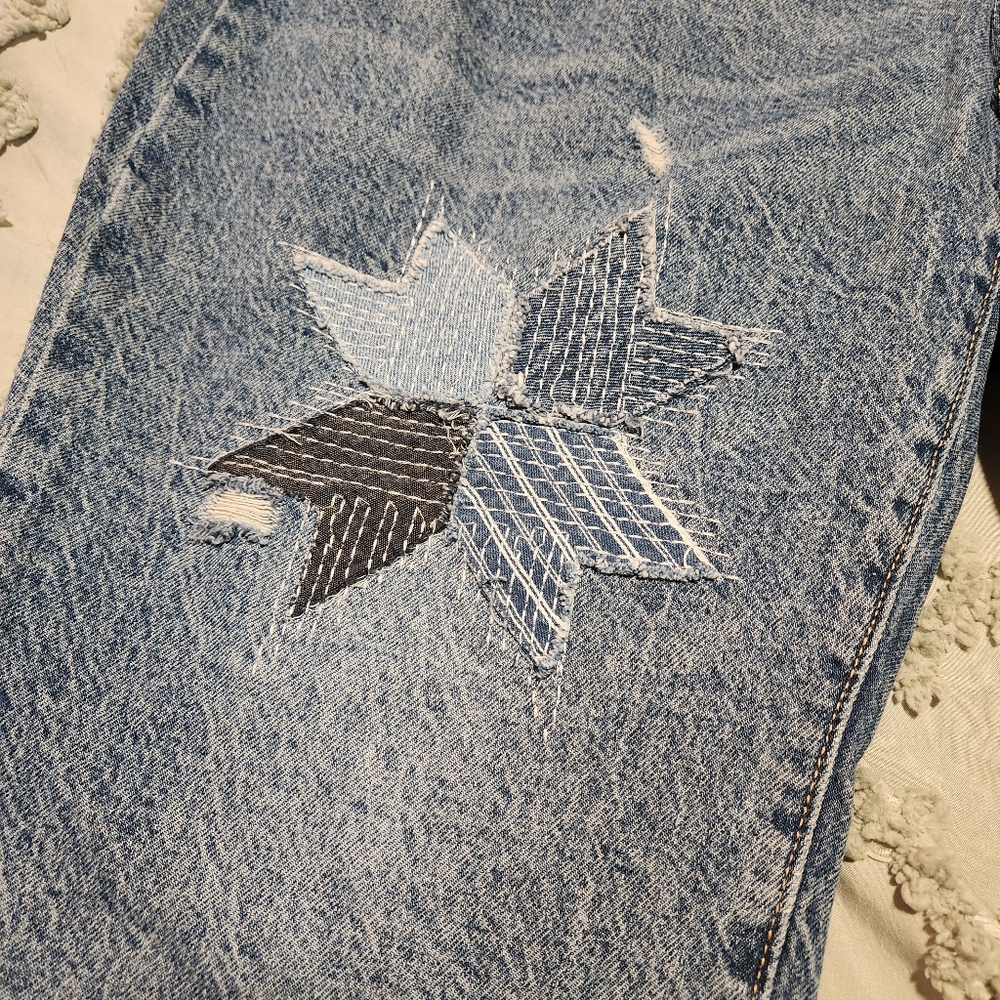 Old Navy Women's Distressed Star Patch Jeans sz 22 OG Staight - Picture 2 of 7